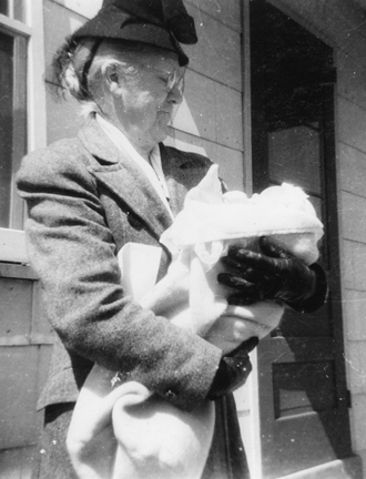1943 08 HELENE GRAY