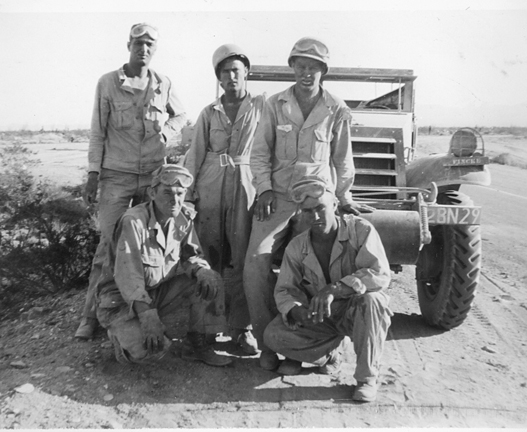 1944e 04 EDDIE KNEEL#3EE9D2